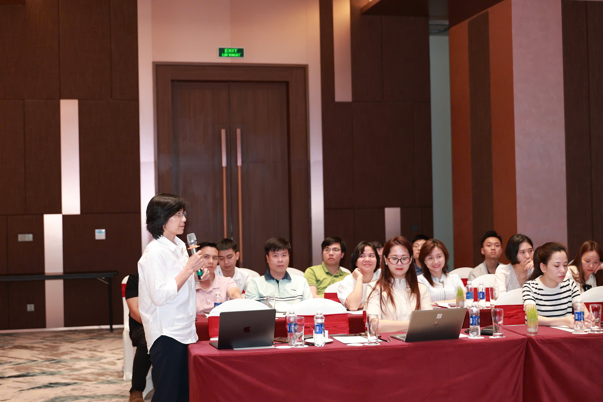 Các học viên thảo luận, trao đổi ý kiến